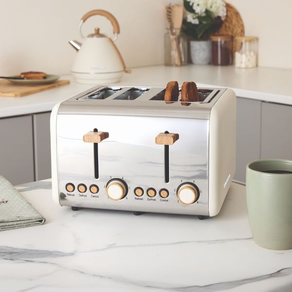 HAMILTON BEACH KETTLE and TOASTER SET SCandI COLLECTION CREAM